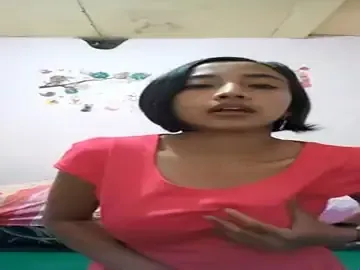 Bokep Indo Cam Cewek Baju Pink Rambut Pendek Sange Viral